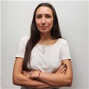 Hola soy Diseñadora gráfica con 10 años de experiencia. Enseño diseño, Adobe Suite y animación 2D en After Effects online.