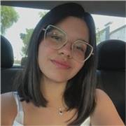 Técnica química y estudiante de ingeniería química imparte clases de química a estudiantes de nivel secundario y de grado