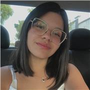 Técnica química y estudiante de ingeniería química imparte clases de química a estudiantes de nivel secundario y de grado