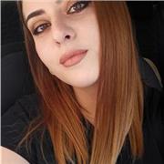 Insegnante di italiano, con tanta voglia di condividere le proprie esperienze e le proprie conoscenze! Felice, solare e disponibile