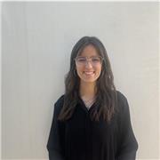 Profesora joven y con metodologías innovadoras con experiencia enseñando a niños y adultos principiantes.