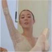 Ballerina professionista, diplomata all'Accademia Teatro alla Scala. Oltre alle lezioni di danza classica, offre consulenze sulle