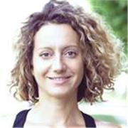 Enseigne cours de yoga, respiration, meditation aux élèves curieux