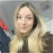 Estudiante de medicina que da clases de repaso a niños de bachillerato y menores de varias asignaturas