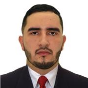 Profesor de sociales que imparte clases a niños y adolescentes