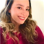 Professora certificada por Cambridge com experiência internacional e método objetivo e eficiente