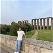 Me defino como un joven amante del deporte y apasionado por la enseñanza, ya que también estudió educación primaria.