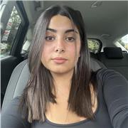 Profesor de ingles imparte clases a niños pequeños y adultos