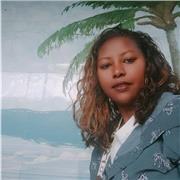 Professeur particulière donne cours de soutien scolaire aux étudiants de classe de primaire secondaire