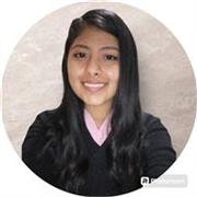 Profesora de español imparte clases a personas de todas las edades