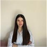 Ragazza neolaureata offre lezioni per elementari e medie