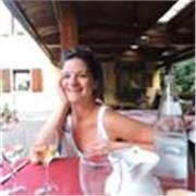 Laureata in Beni culturali e Gestione del turismo culturale offre lezioni per storia dell'arte, storia dell'architettura, economia e marketing rivolti al turismo