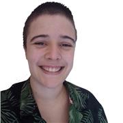 Diseñadora de videojuegos imparte clase de dibujo
