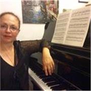 Doy clases de piano todos los niveles. Experiencia 47 años.Terminé conservatorio superior de Moscú. Clases presenciales y clases online- experiencia 5 años. Estudiantes en Francia, Estados Unidos, Luxemburg, Rusia. Lenguas: Castellano, Ruso, English. Méto