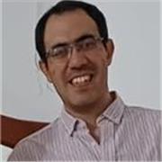 Profesor de Química dicta clases a personas de todas las edades