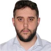 Profesor de inglés imparte clases a personas de todas las edades hasta un nivel B2