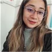 Profesora de inglés imparte clases para niños de primaria y secundaria