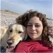 Profesora de Inglés imparte clases a alumnos de todas las edades y niveles