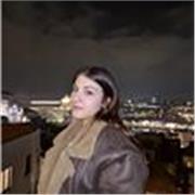 Sono una giovane ragazza universitaria che offre delle lezioni di italiano