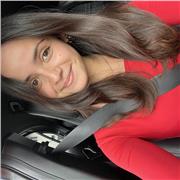 Étudiante en droit déterminée et souriante proposant des cours divers pour les niveaux intermédiaires, collège et lycée