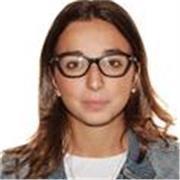 Ragazza impartisce ripetizioni di italiano per stranieri