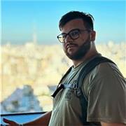 Studente laureando in scienze infermieristiche offre lezioni di biologia per studenti di scuole medie e scuole superiori