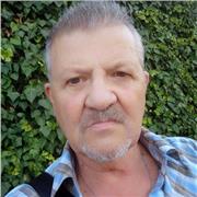 Professore di ruolo in pensione da due anni impartisce lezioni di storia nellea scuola secondaria