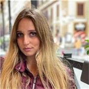 Laureata in Lingue e mediazione lingusitico-culturale a Roma tre (inglese e spagnolo C1, francese B1/B2)