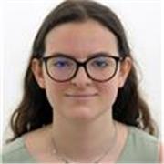 Studentessa universitaria pronta a cercare di trasmettere ai ragazzi una maggiore sicurezza e facilità nello studio.