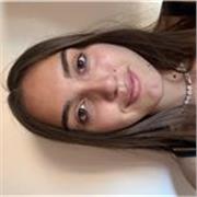 studentessa universitaria che offre un aiuto per i compiti in fasce orarie pomeridiane. da elementari a scuole superiori