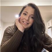 Chica responsable y en constante aprendizaje, se ofrece para ayudar a los niños y niñas de primaria a cumplir sus objetivos