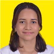 Profesora que da clases a niños de primaria