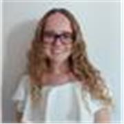 Profesora titulada en Primaria, con Máster y experiencia.