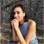 Studentessa universitaria impartisce lezioni di matematica e fisica per studenti