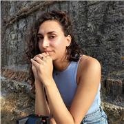 Studentessa universitaria impartisce lezioni di inglese e francese