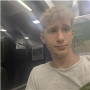 Soy un joven que podría dar mejor imagen y hacer sentir al niño más cómodo, soy inexperto en esto