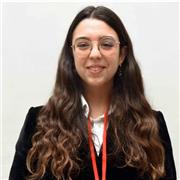 Profesora de inglés imparte clases a otros niños