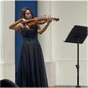 Maestra de violín para estudiantes de nivel principiante