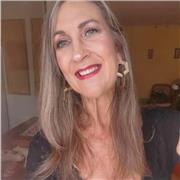 Profesora de Primaria, alegre, sociable, educada, empática, con muchos años ya en la docencia y con mucha conexión con mi alumnado