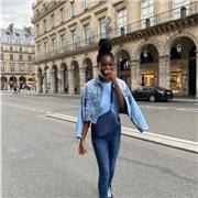Jeune professeure qui aime apporter une aide à ceux qui en ont besoin tout ça dans la bonne humeur !