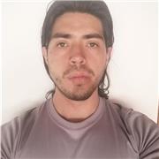 Profesor que imparte clases de filosofía a estudiantes de bachillerato y primaria