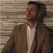 Docente di italiano, storia e geografia impartisce lezioni