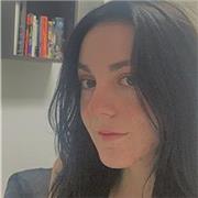 Profesora de inglés imparte clases a niños de 7 a 17 años
