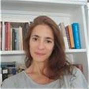 Licenciada y profesora de sociología (UBA). Maestranda en Literaturas en Lenguas Extranjeras y Literaturas Comparadas (UBA)