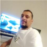 Producer (pop, house, trap) impartisce lezioni di produzione musicale, tecniche di arrangiamento moderno e lezioni di chitarra