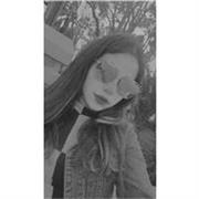 Profesora de matemática imparte clases a todos los alumnos, tutorias y compresión de tareas escolares
