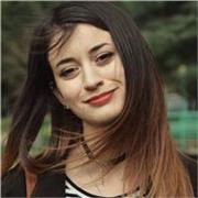 Laureata in lingue impartisce lezioni di inglese a bambini e adulti di qualsiasi livello di competenza