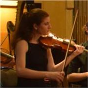 Diplomata in Violino, offre lezioni di strumento e solfeggio
