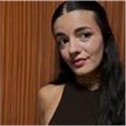 Profesora estudiante de universidad con experiencia previa en diferentes cursos escolares y de secundaria
