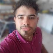 Profesor de Derecho imparte clases a alumnos de todas las edades